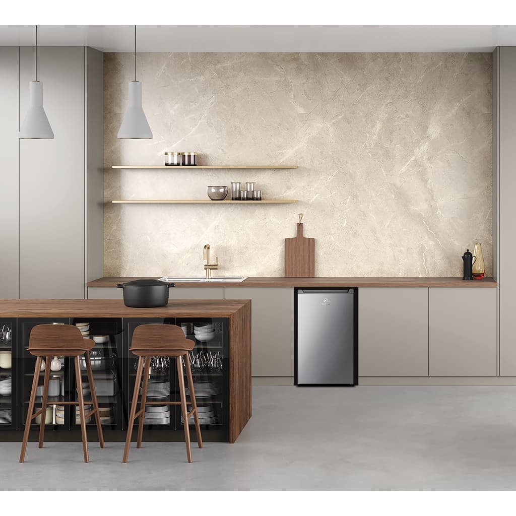 Electrolux รุ่น EUM0930AD - TH ตู้เย็นมินิบาร์ 1 ประตู ขนาด 94 ลิตร สีเงิน Silver สวยหรู ชั้นวางกระจกนิรภัย ประหยัดไฟเบอร์ 5 แช่เย็นจุใจ เหมาะกับทุกมุมห้อง https://lnwchill.com