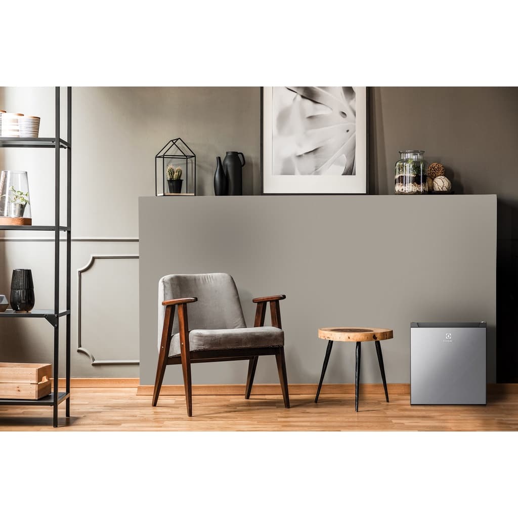 Electrolux EUM0500AD-TH ตู้เย็นมินิบาร์ 1.5 คิว (45 ลิตร) ดีไซน์ประตูสีเงินสแตนเลส พร้อมระบบละลายน้ำแข็งกึ่งอัตโนมัติ https://lnwchill.com