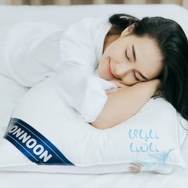 Noonnon Pillow ROYAL REST > รุ่น Goose Down 1200g > หมอนขนห่านแท้ ขนาด 20x30 นิ้ว หุ้มด้วยผ้า Cotton 100% > สัมผัสความนุ่มระดับโรงแรม 5 ดาว เพื่อการพักผ่อนที่เหนือกว่าในทุกค่ำคืน