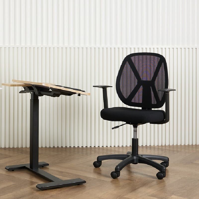 FURRADEC รุ่น Poppy เก้าอี้สำนักงานสีดำ พนักพิงตาข่ายปรับเอนได้ 120 องศา โครงสร้างแข็งแรงทนทาน รองรับสรีระเพื่อการนั่งทำงานที่สบายและคล่องตัว https://lnwchill.com