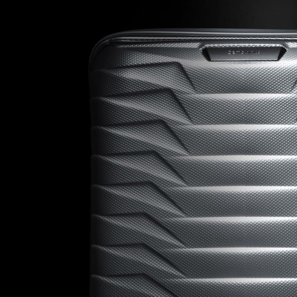 SAMSONITE รุ่น PROXIS 81/30 กระเป๋าเดินทาง 30 นิ้ว วัสดุ Roxkin™ สุดยอดความแข็งแกร่ง ทนทาน และน้ำหนักเบาเป็นพิเศษ เพื่อประสบการณ์เดินทางเหนือระดับ https://lnwchill.com