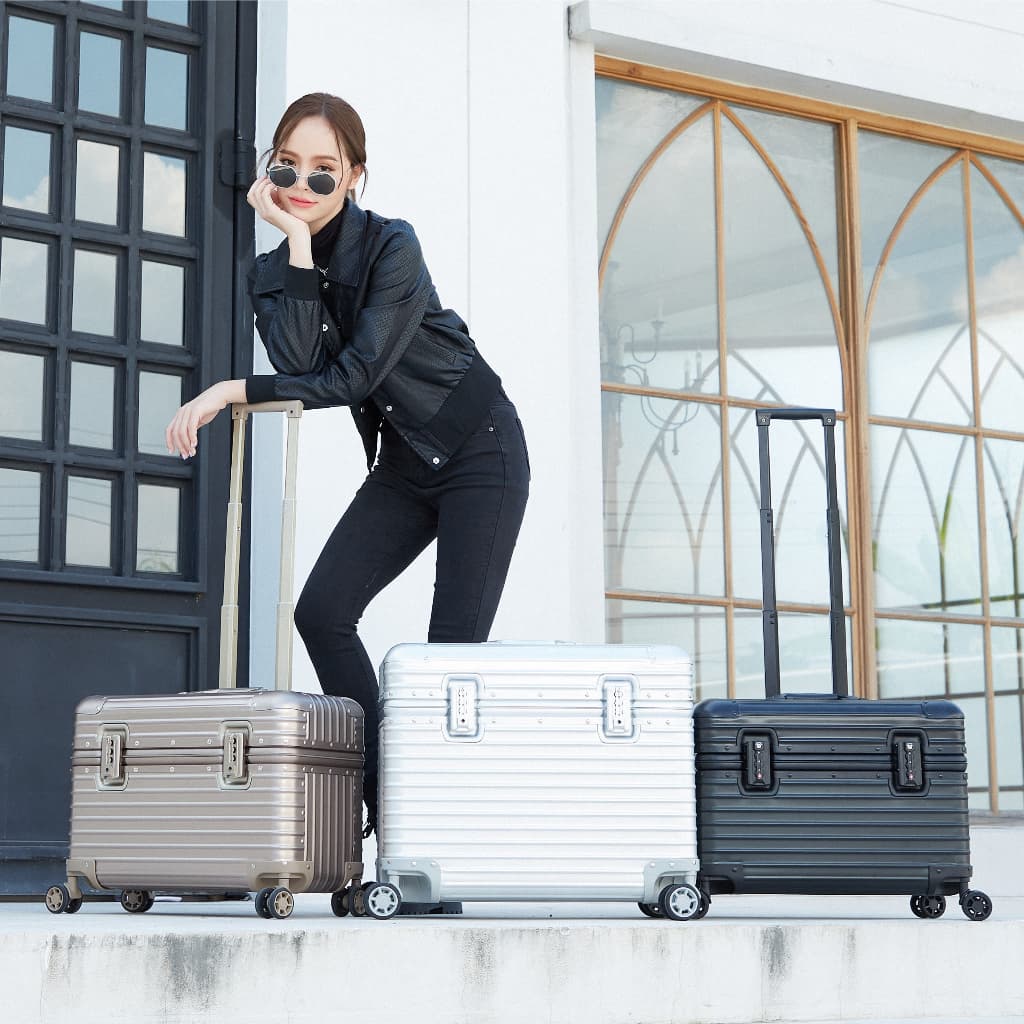 BAGGAGE LUGGAGE รุ่น PILOT ALUMINIUM กระเป๋าเดินทางอลูมิเนียมแท้ทั้งใบ ดีไซน์ทรงนักบินฝาเปิดบน แข็งแรงทนทานเพื่อการเดินทางระดับมืออาชีพ https://lnwchill.com