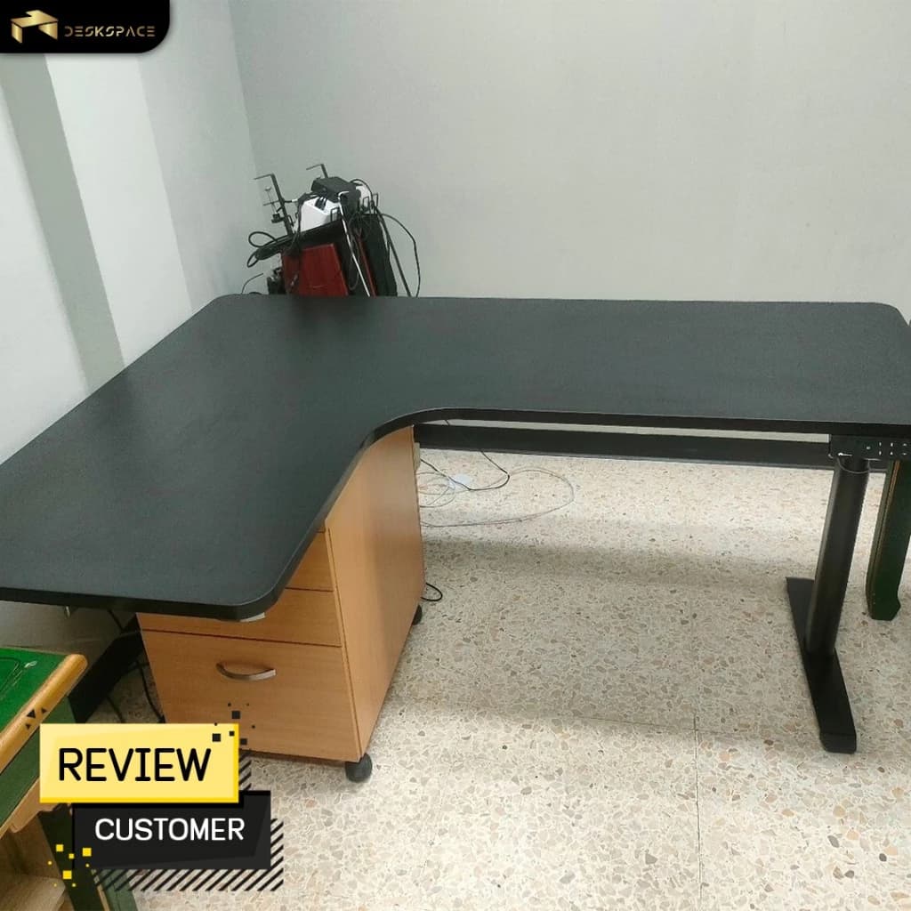 DESKSPACE (Pre-Order) โต๊ะสั่งตัดปรับระดับไฟฟ้ารูปตัวแอล 3 Legs รีโมทมี USB Charger 1 ช่อง รับประกันมอเตอร์ 5 ปี https://lnwchill.com