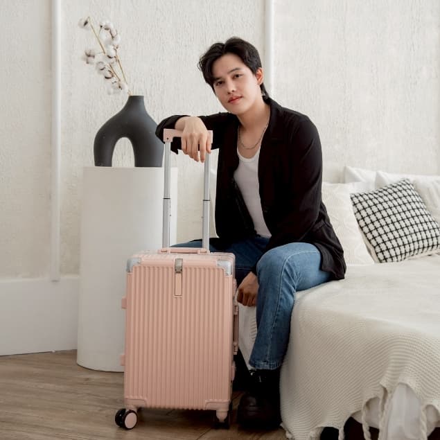 suissewin รุ่น CR95 กระเป๋าเดินทางล้อลากเฟรมอลูมิเนียม วัสดุ PC พร้อม TSA Lock เสริมมุมกันกระแทกเพื่อการเดินทางรอบโลกที่มั่นใจ https://lnwchill.com