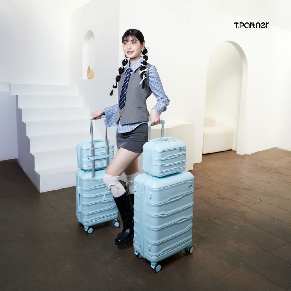 Tpartner รุ่น DELUXE SERIES กระเป๋าเดินทาง PC+ABS ผิวกันรอยขีดข่วน น้ำหนักเบา มีความยืดหยุ่นสูง รับแรงกระแทกได้ดี ดีไซน์สวยงาม ทันสมัย https://lnwchill.com