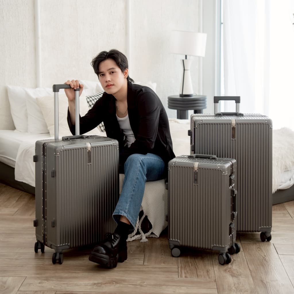 suissewin รุ่น CR95 กระเป๋าเดินทางล้อลากเฟรมอลูมิเนียม วัสดุ PC พร้อม TSA Lock เสริมมุมกันกระแทกเพื่อการเดินทางรอบโลกที่มั่นใจ https://lnwchill.com
