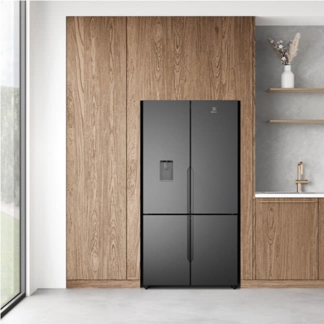 Electrolux EQE5660A-B ตู้เย็น 4 ประตู UltimateTaste 700 ความจุ 19.8 คิว สี Matt Charcoal Black พร้อมเทคโนโลยี TasteSealPlus และระบบทำน้ำแข็งอัตโนมัติ https://lnwchill.com