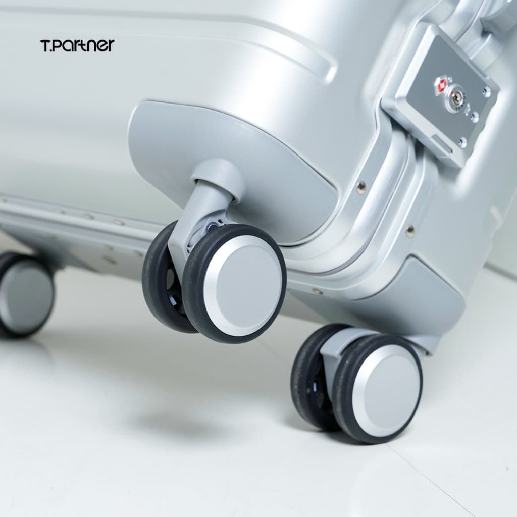 Tpartner รุ่น Metal Aluminium กระเป๋าเดินทางอลูมิเนียมแท้ 100% ดีไซน์หรูหรา แข็งแรงทนทาน ปกป้องทุกการเดินทาง มีให้เลือก 3 ขนาด พร้อมการรับประกันนาน 3 ปี https://lnwchill.com