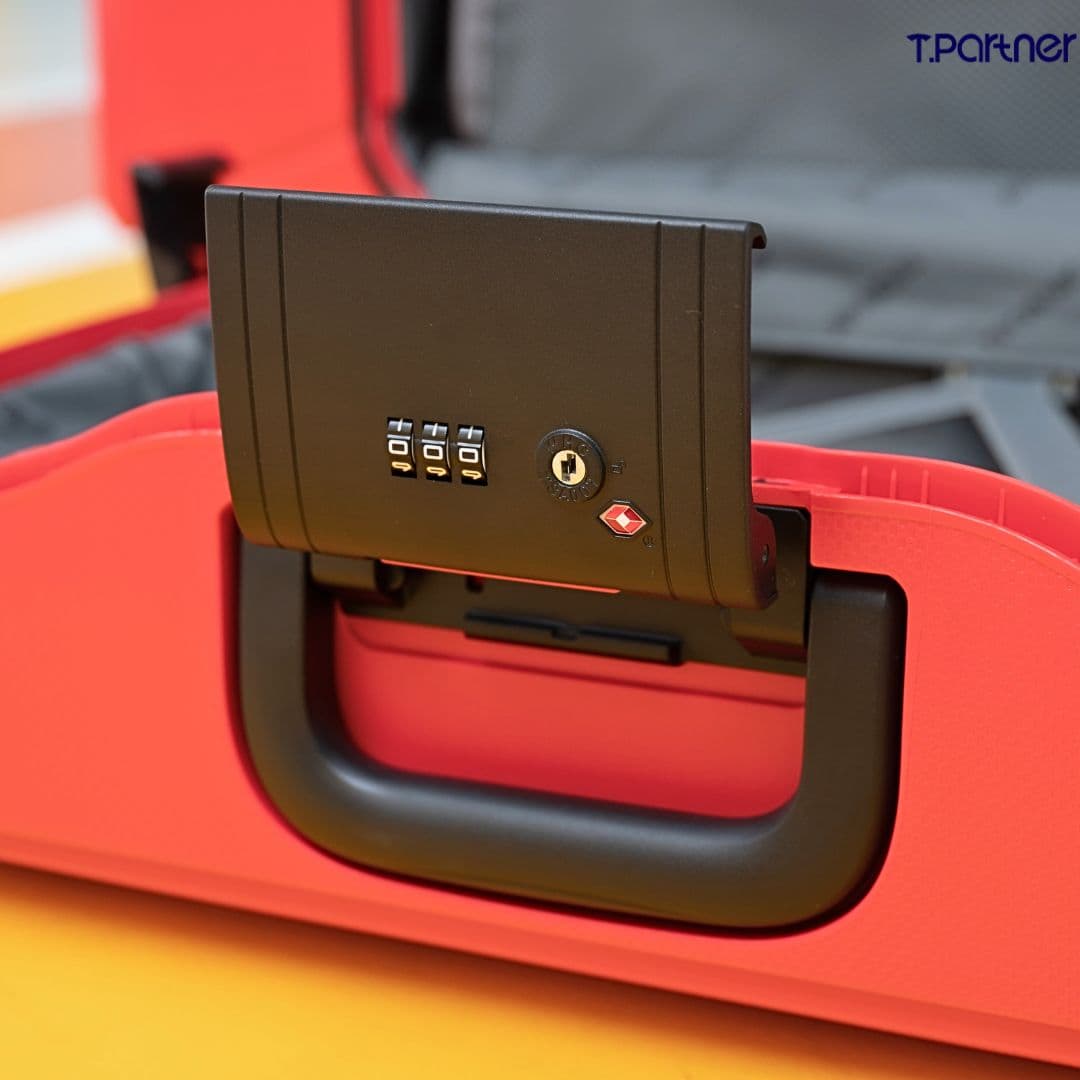 Tpartner รุ่น Click series กระเป๋าเดินทาง PP Hard Case แข็งแรงพิเศษ ระบบ Extra Security 4 Point Lock รับประกัน 3 ปี https://lnwchill.com
