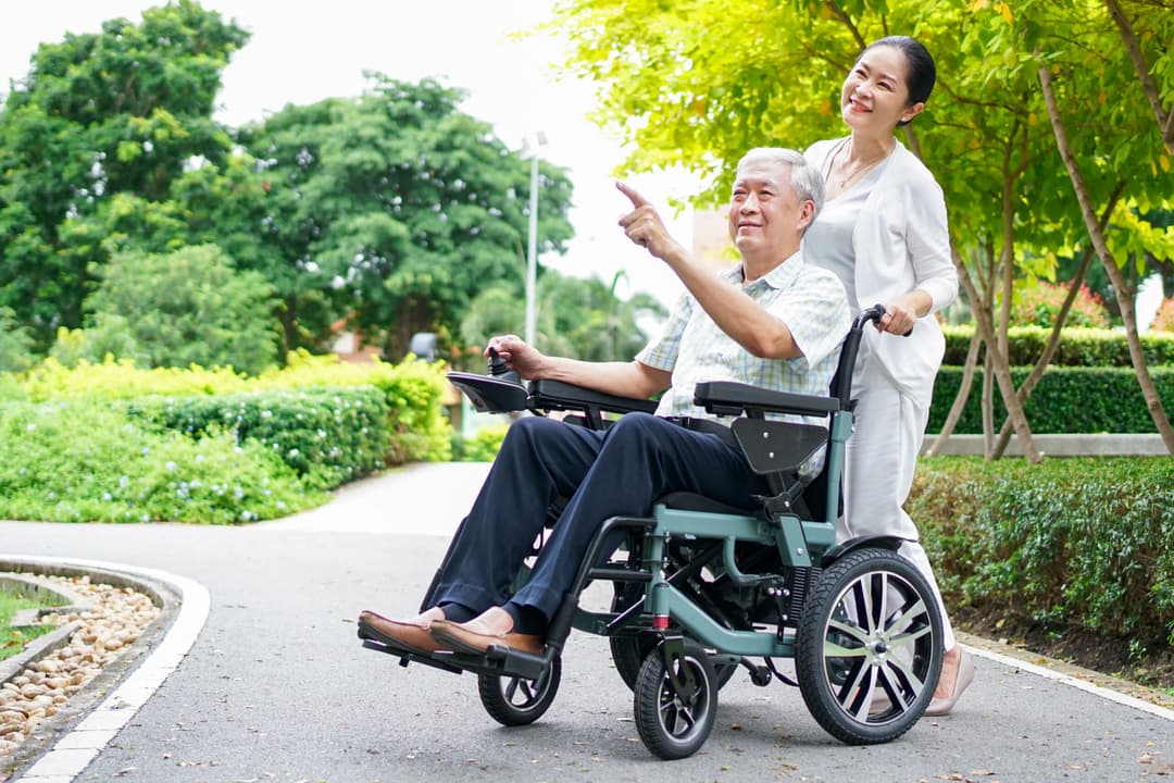 Synergy รุ่น สมาร์ท-แซด วีลแชร์ไฟฟ้าพับได้ โครงสร้างคาร์บอนสตีล ที่นั่งกว้าง 50 cm นั่งสบาย พับเก็บง่าย ใส่ท้ายรถสะดวก https://lnwchill.com